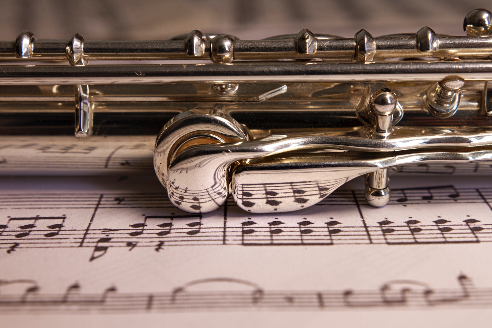 Comment apprendre à jouer de la flûte traversière : le guide complet 